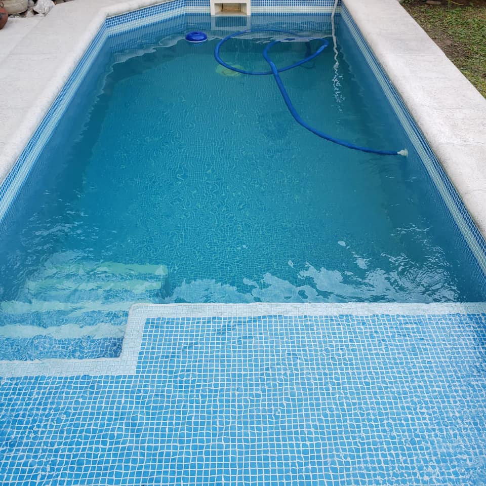 Pileta revestida con Venecitas Neobind color azul