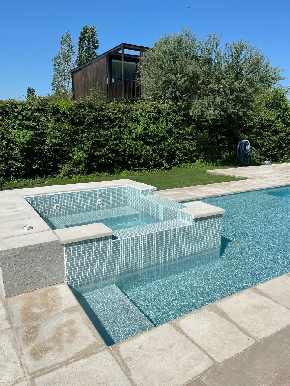 Jacuzzi revestido con venecitas Neobind
